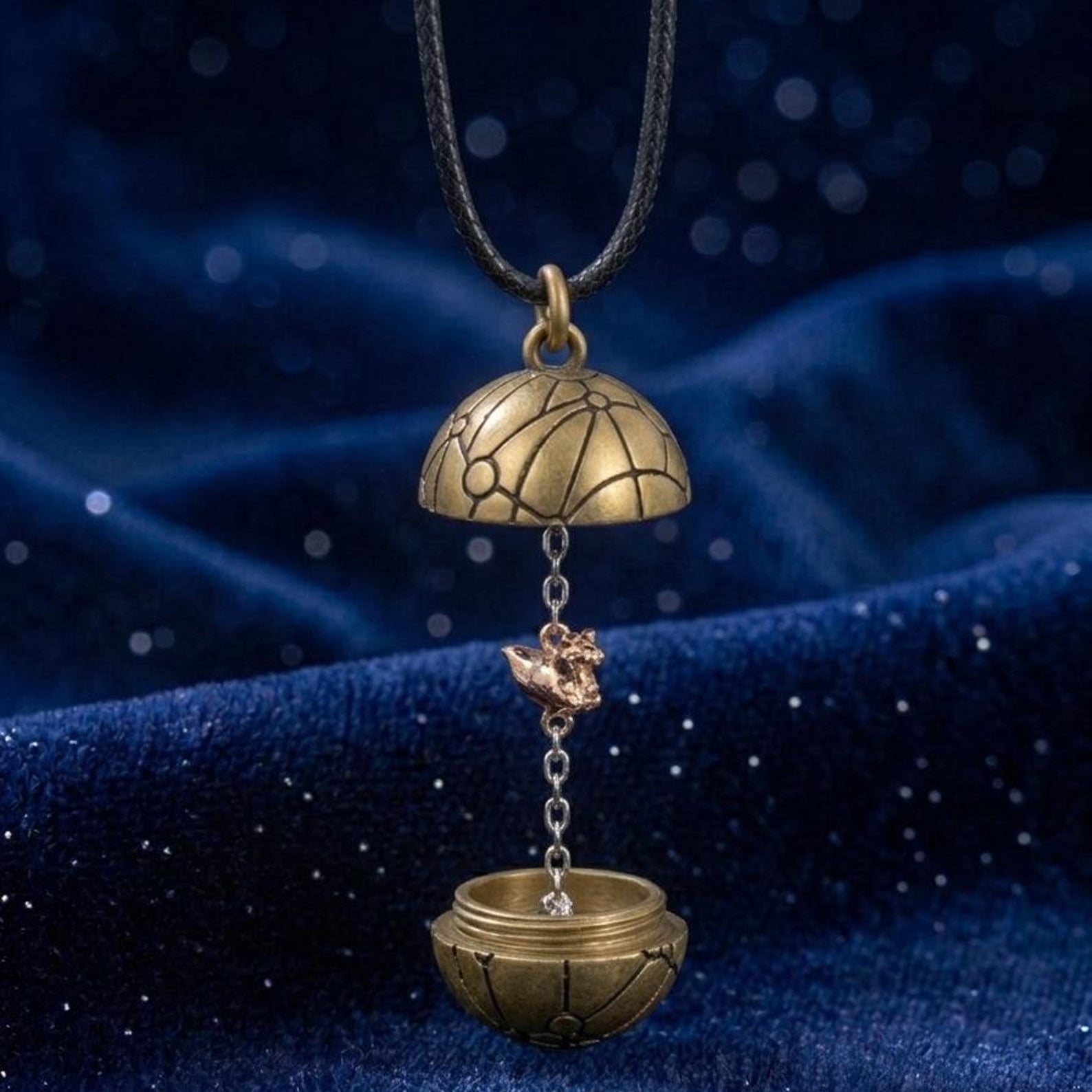 Collana con mappa del pianeta Orb e medaglione apribile con Morph all'interno