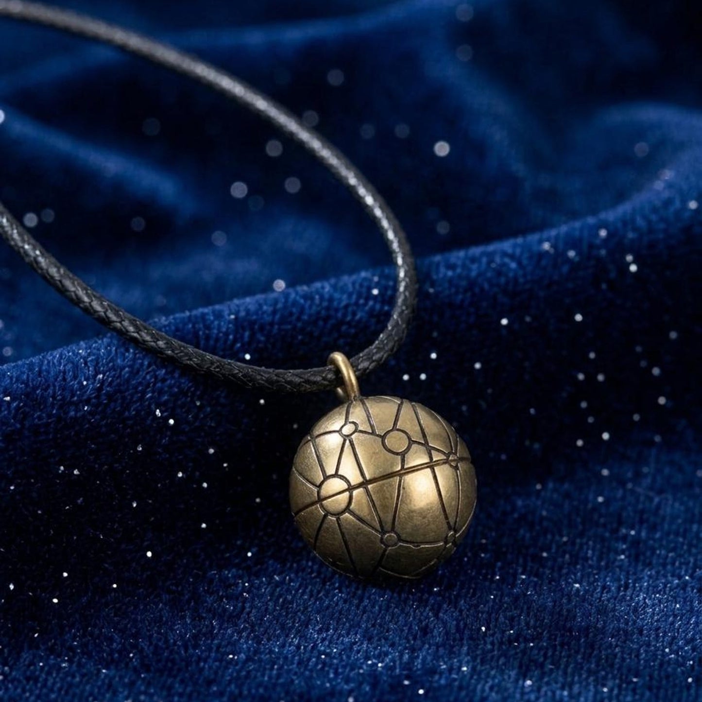 Collana con mappa del pianeta Orb e medaglione apribile con Morph all'interno