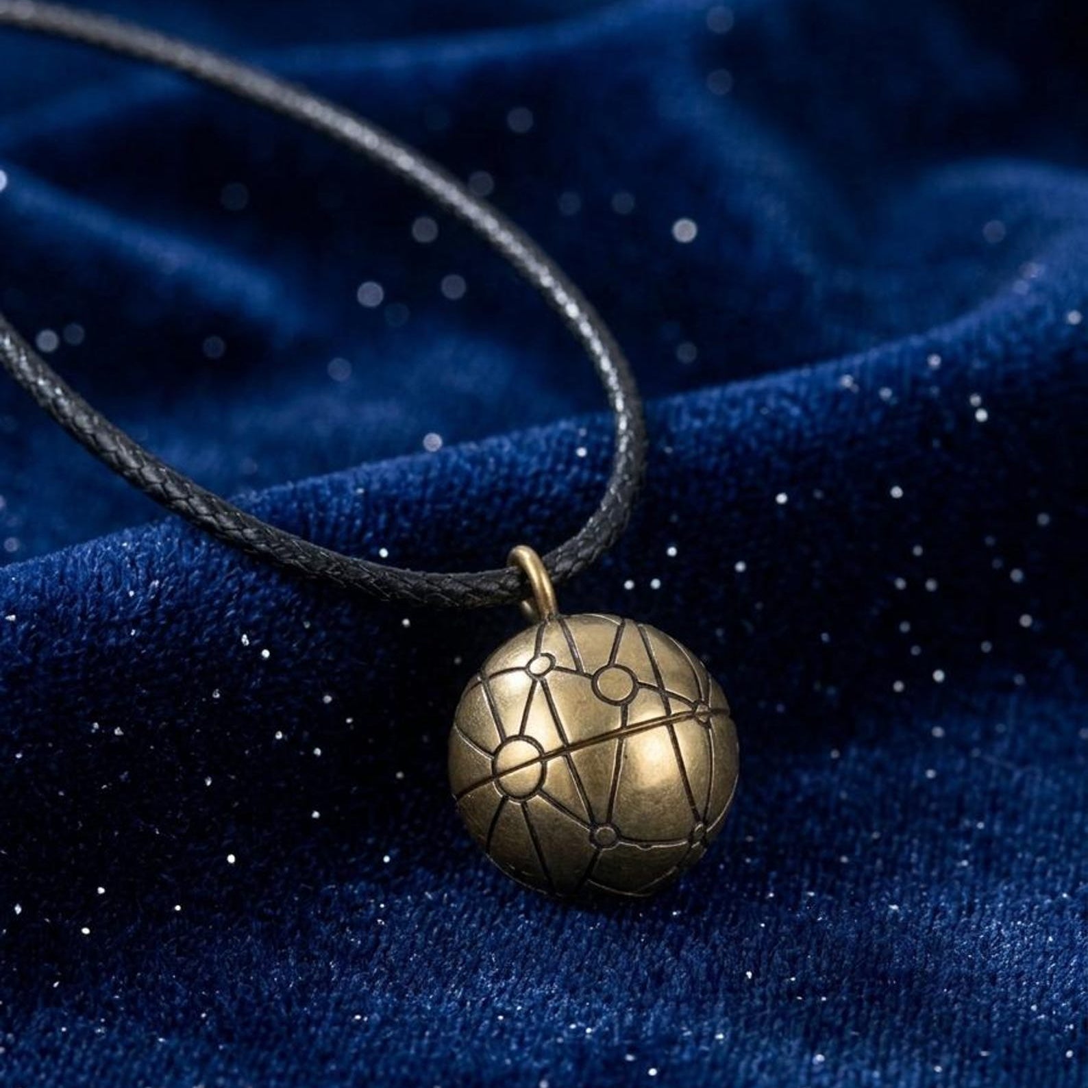 Collana con mappa del pianeta Orb e medaglione apribile con Morph all'interno