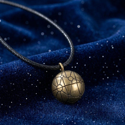 Collana con mappa del pianeta Orb e medaglione apribile con Morph all'interno