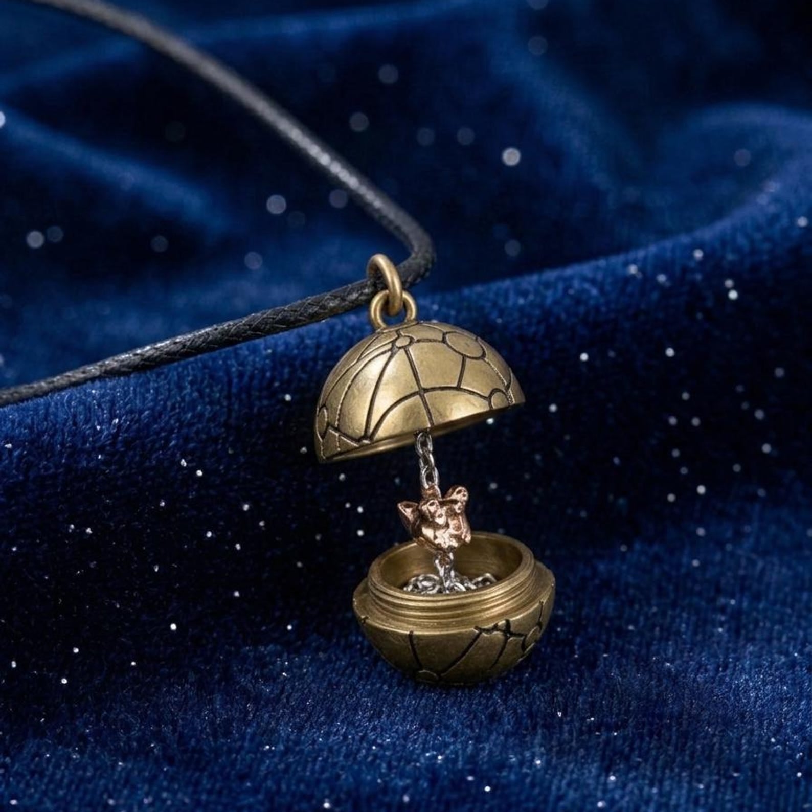 Collana con mappa del pianeta Orb e medaglione apribile con Morph all'interno